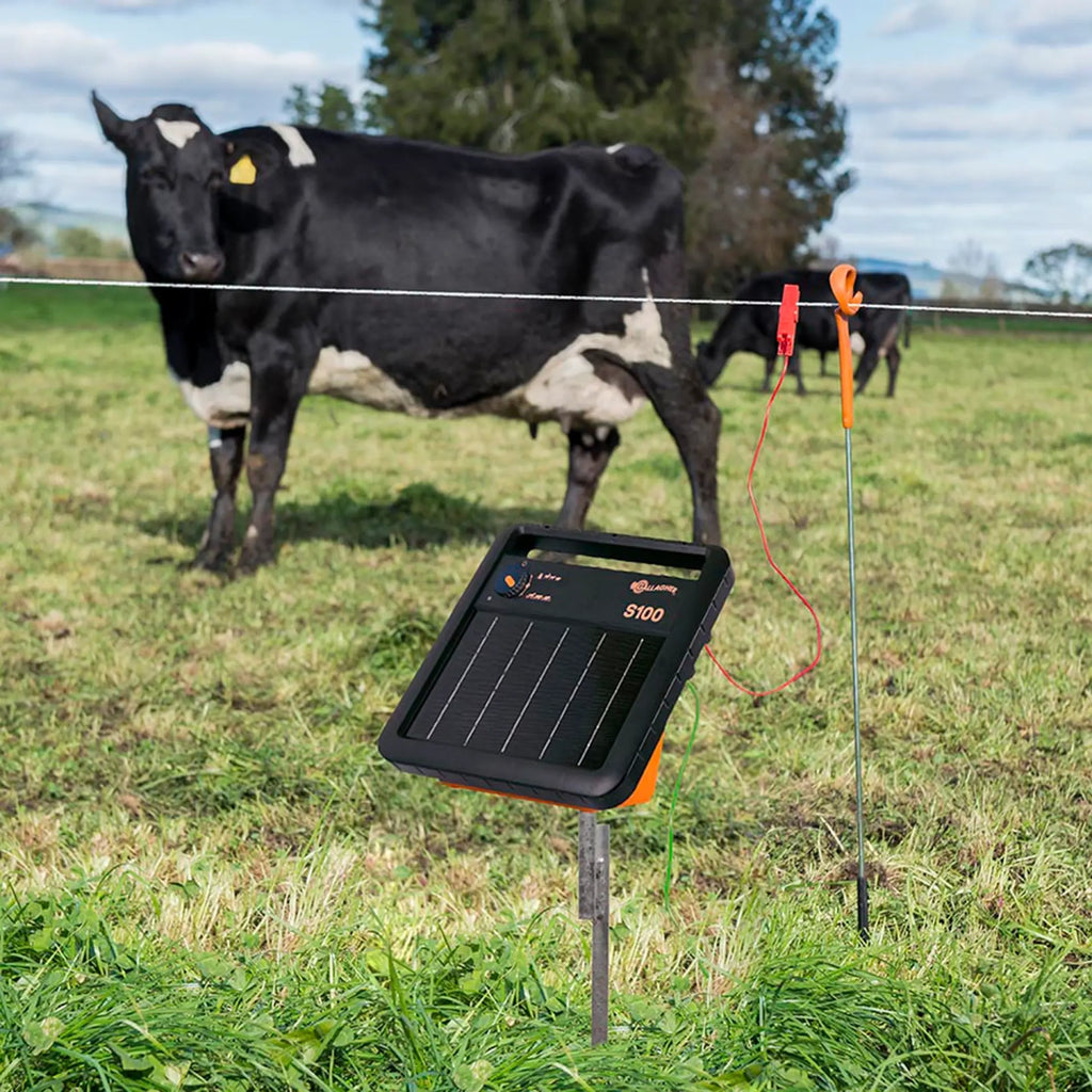 S100 Solar-Weidezaungerät inkl. Akku (1,0J - Solar) mit gratis Standfuß