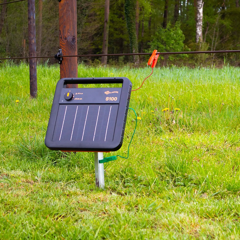 S100 Solar-Weidezaungerät inkl. Akku (1,0J - Solar) mit gratis Standfuß