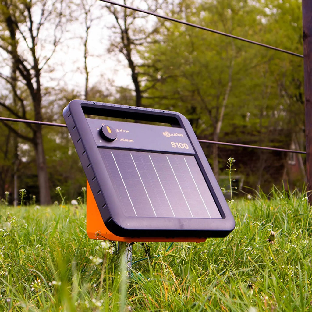 S100 Solar-Weidezaungerät inkl. Akku (1,0J - Solar) mit gratis Standfuß