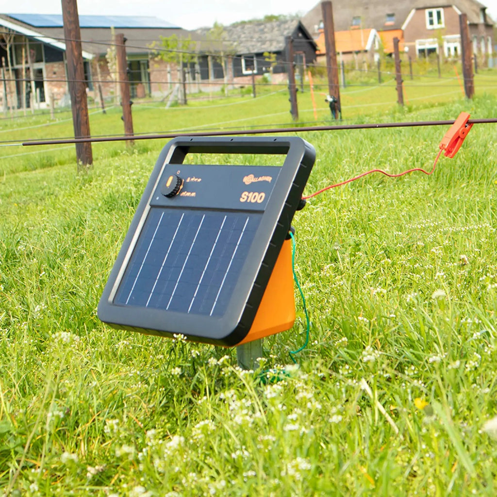 S100 Solar-Weidezaungerät inkl. Akku (1,0J - Solar) mit gratis Standfuß